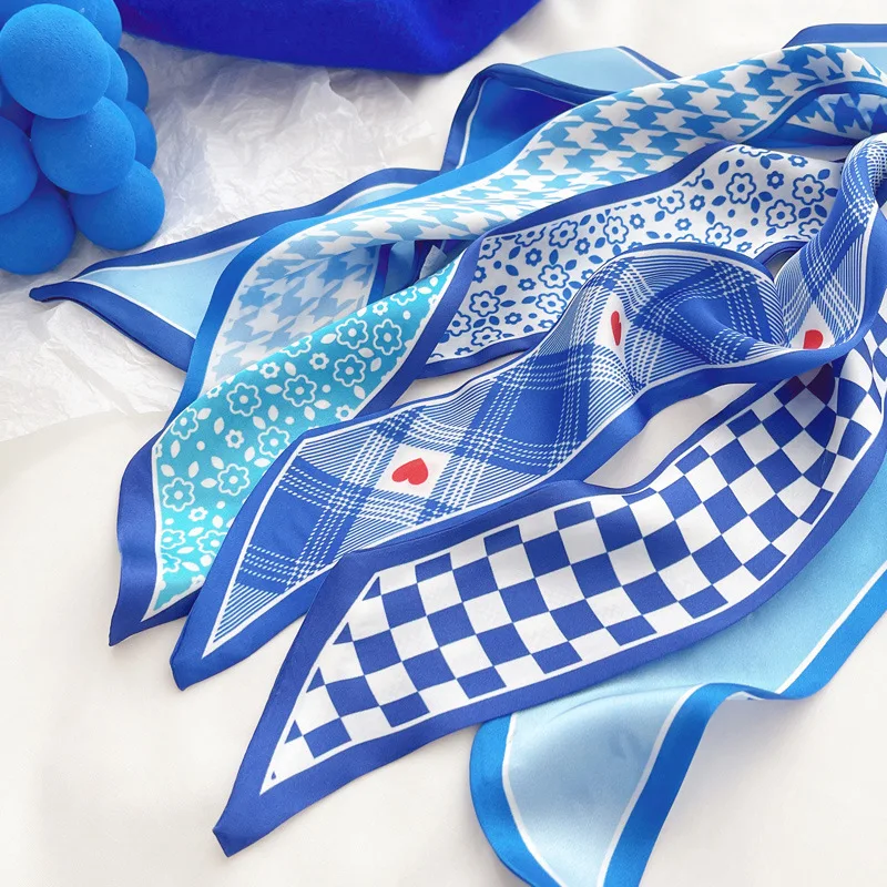 Kleinblauer Seidenschal, neues – Bandana Cotton Bewertung und Preis